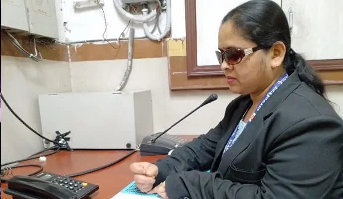 howrah station train time announcer sabita