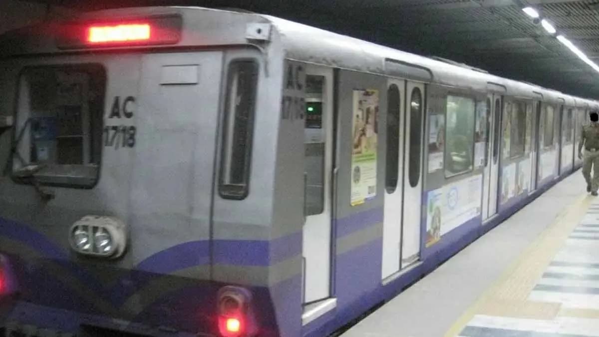 Attempt to suicide in chadni chowk metro station kolkata_gnr