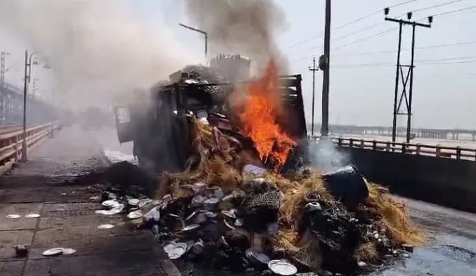 fire in lorry at farakka barrage