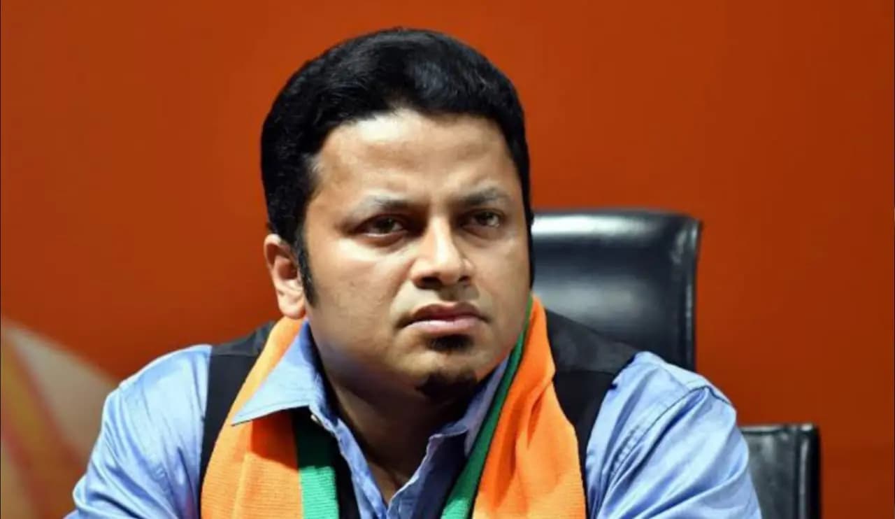 Chaos in anupam hazras public meeting
