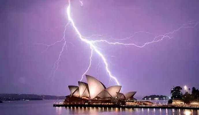 lightning at sydney, four injured