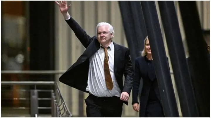 Julian Assange returns to Australia