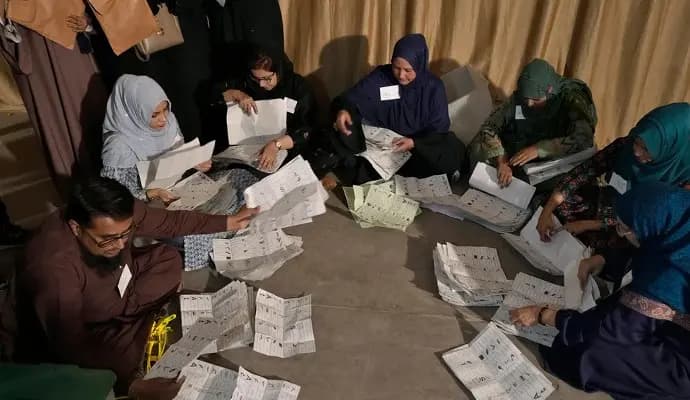 Elections in Pakistan: Imran supported 50, Nawaz 31