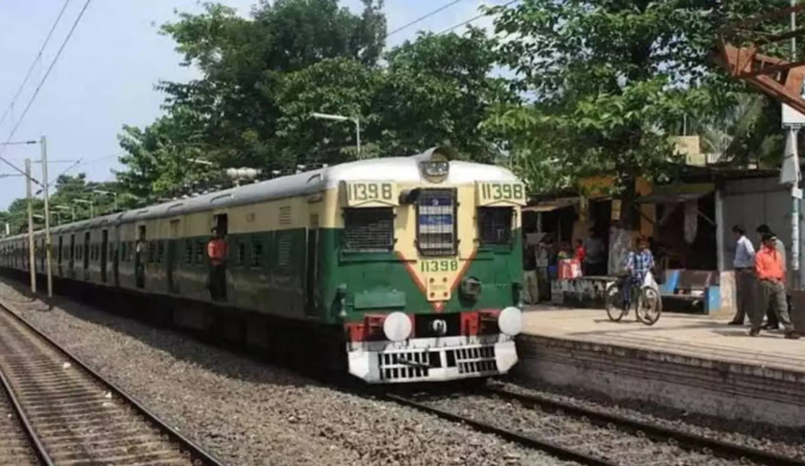 local train service halted in sealdah south section
