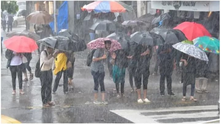 Heavy rainfall lashes south Bengal, Kolkata on Navami