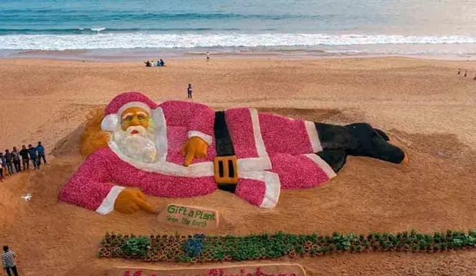 santaclaus statue create by the use of onion