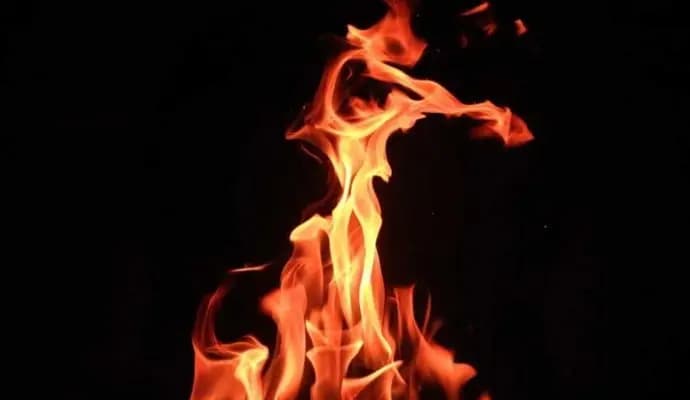 Man sets mother on fire after quarrel over meal in Maharashtra