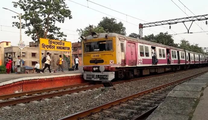 woman stabs another woman at hindmotor station