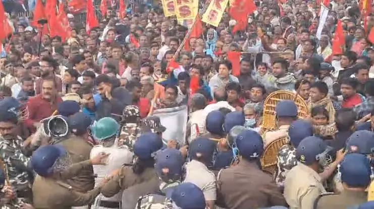Cpm leaders workers protest in murshidaabad