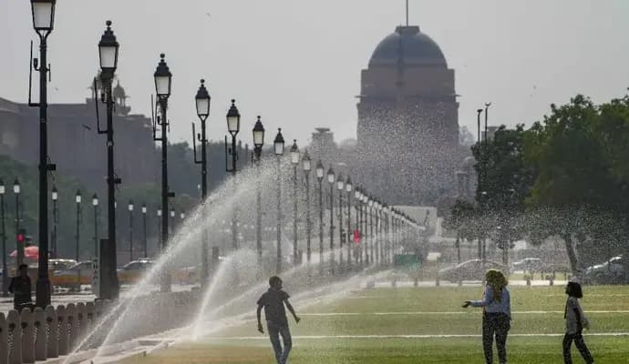 Severe heatwave, red alert in Delhi