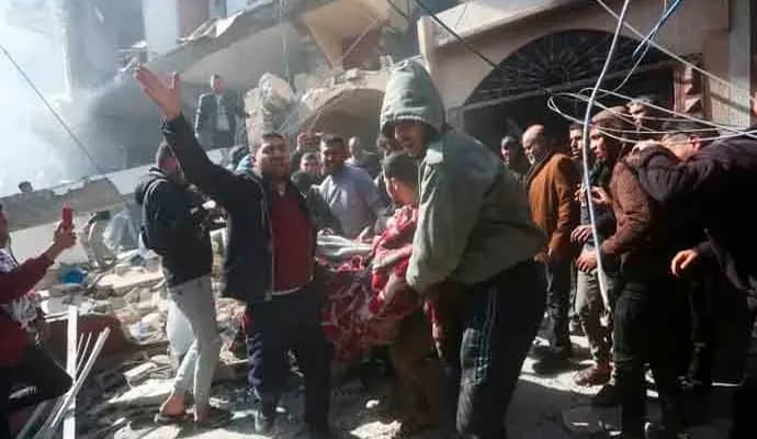 Israeli forces kill, wound Palestinians waiting for food aid