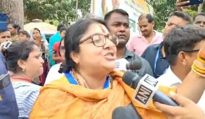 locket at dhaniakhali booth, slogans from tmc supporters
