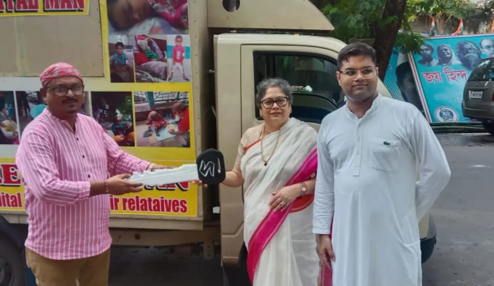 ছবি: মানসী মুখার্জি ও তুরিন মুখার্জি ফুড ভ্যানের চাবি তুলে দিচ্ছেন পার্থ করচৌধুরীকে