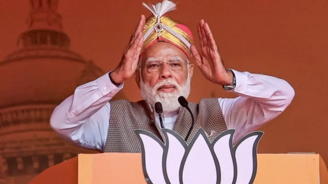 PM Modis sharp attack as Rahul Gandhi attends Vijays swearing-in