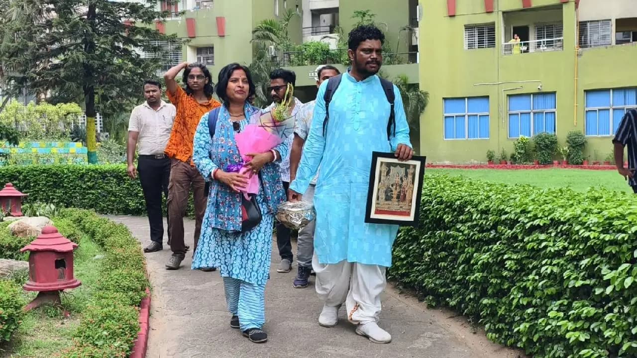 Bengali Couple takes unique step to wish Suvendu Adhikary