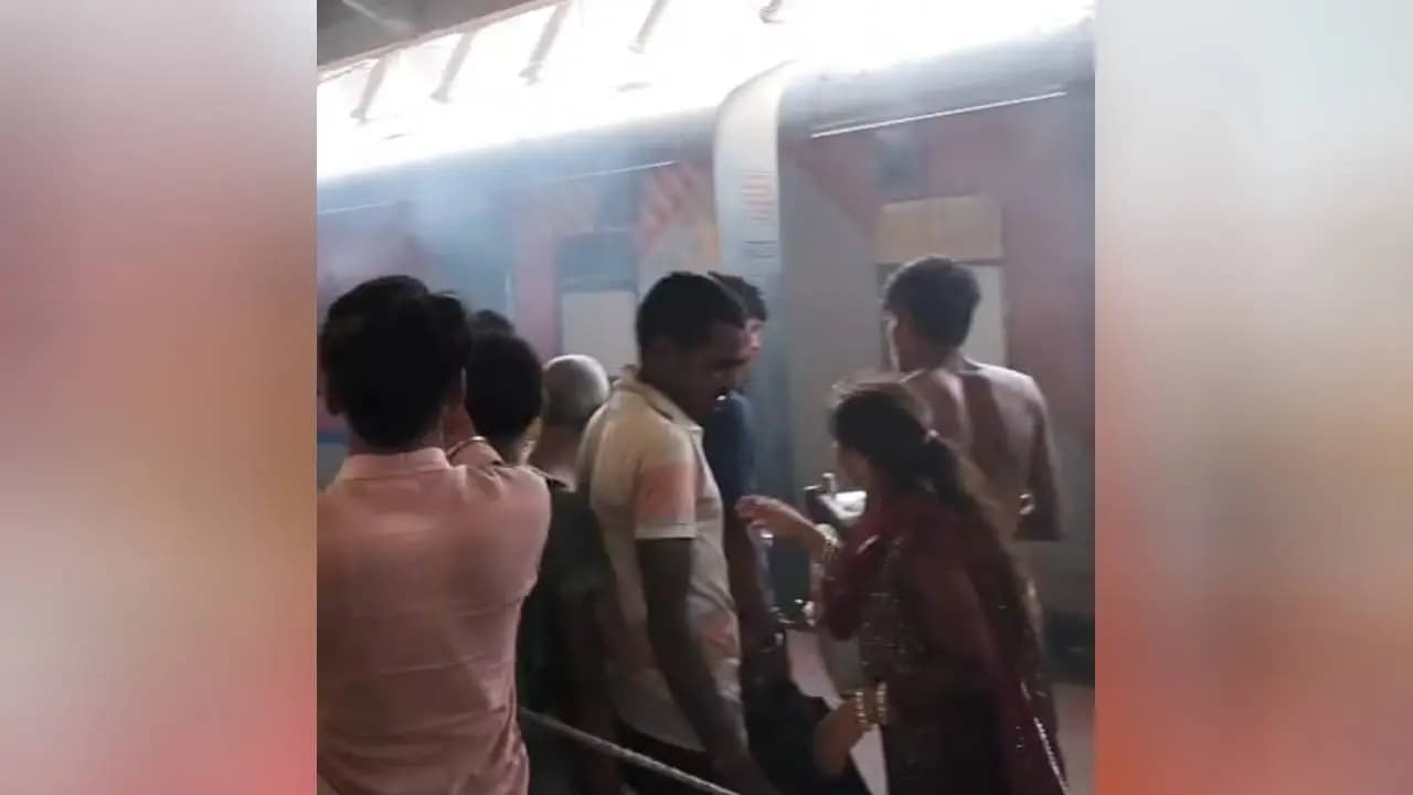 Fire breaks out on Mithila Express train at Howrah station