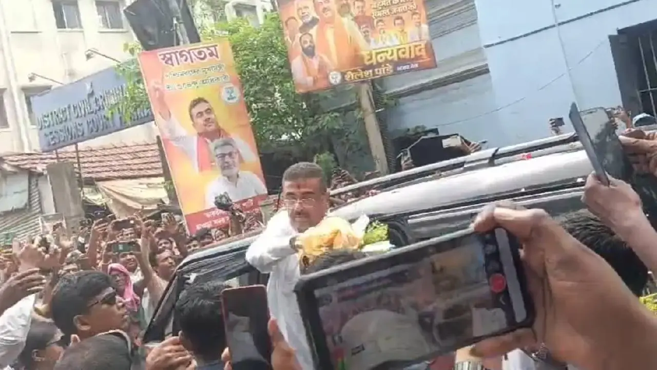 Crowds gather in Howrah to catch a glimpse of Suvendu Adhikary