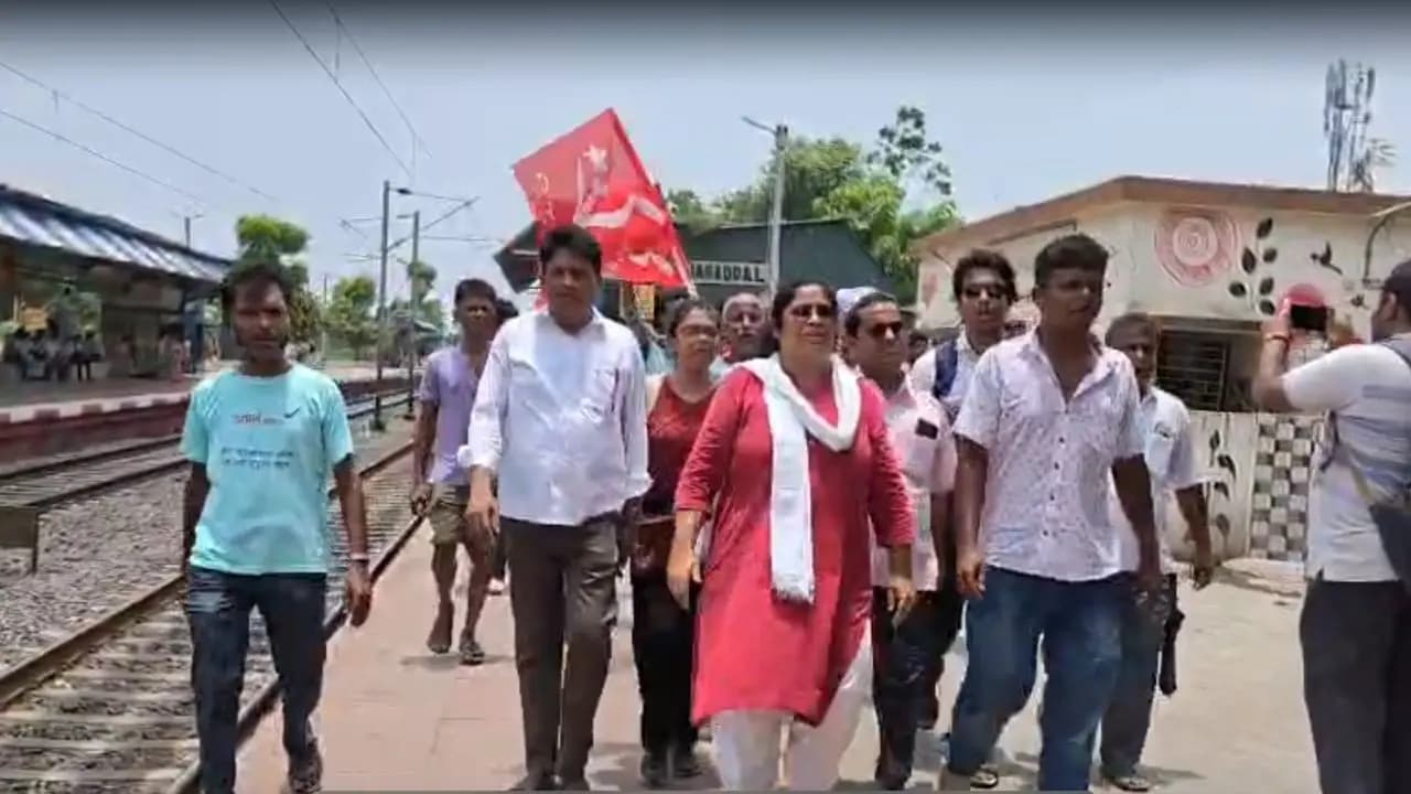 Eviction of Illegal Shops at Jagaddal Station CPIM Resists.