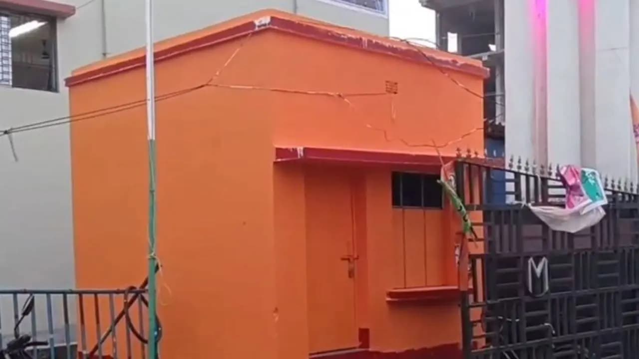 Trinamool workers organization office in Aushgram turns saffron