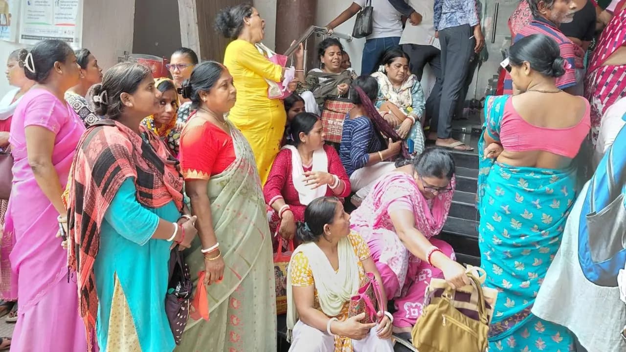 Consumers queue up in Aadhaar link line in Chunchura to avail Annapurna Bhandar benefits