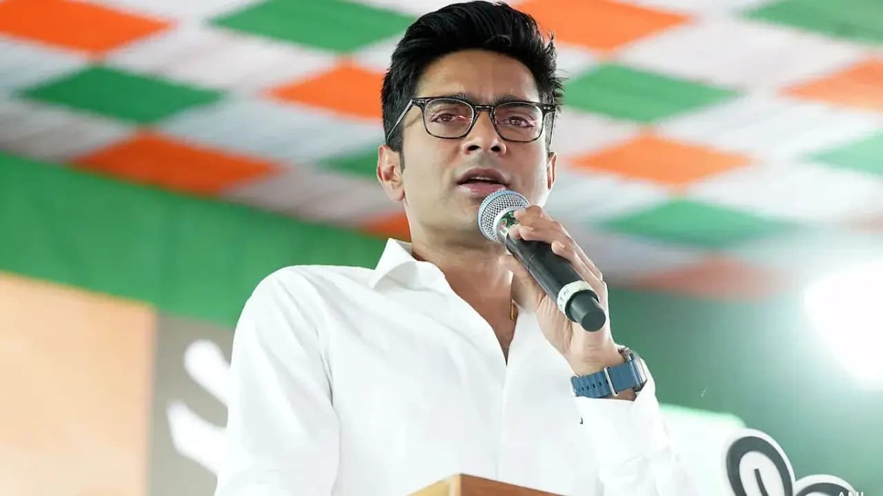 Upon spotting Abhishek Banerjee in Sonarpur shoes and eggs were hurled at him and chor chor slogans rang out
