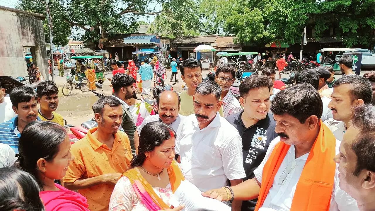 Annapurna Bhandar Scheme: Pandua MLA Distributed Annapurna Bhandar Scheme Form in Villages