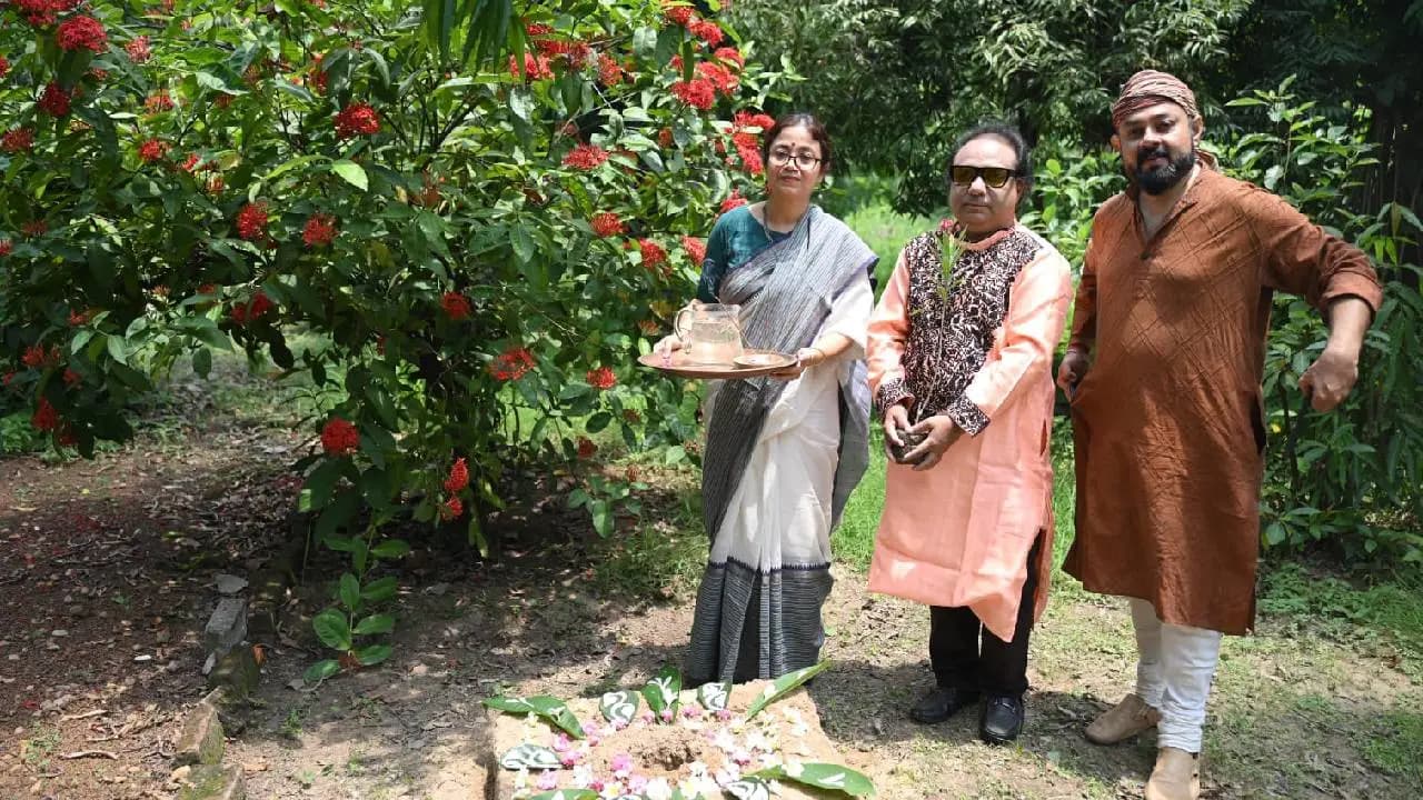 Grammy Jury Pandit Prodyut Mukherjee Plants Roktokorobi At Legend Kanika Bandyopadhyay s Shantiniketan Courtyard
