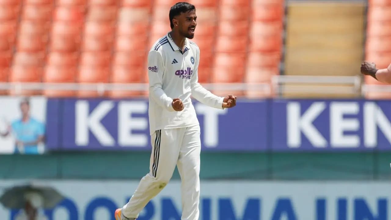 ভারতীয় ক্রিকেটে নতুন এক নাম এখন আলোচনার কেন্দ্রে— মানব সুথার। আফগানিস্তানের বিরুদ্ধে মুল্লানপুর টেস্টে ভারতের হয়ে অভিষেক ঘটিয়ে তিনি দেশের ৩১৯তম টেস্ট ক্রিকেটার হিসেবে ইতিহাসে জায়গা করে নিয়েছেন।