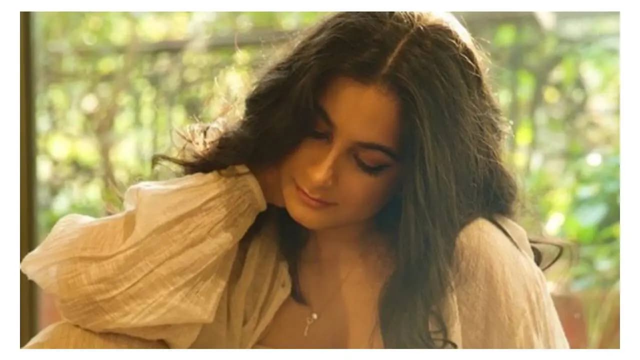 Latest Entertainment News: Sonam Kapoor s Sister Rhea Kapoor s Diamond Earrings Worth Rs More than a Crore Stolen From Makeup Artist s Bag
