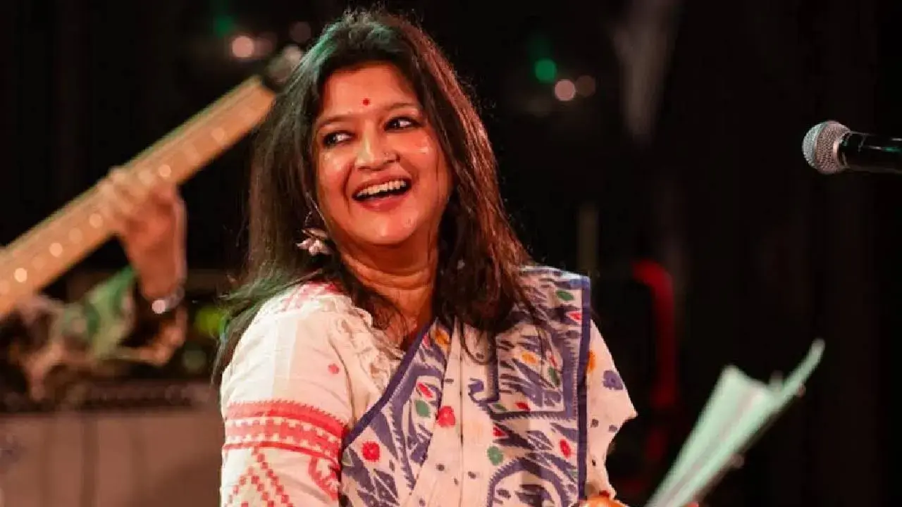Singer Sahana Bajpaie Hilariously Roasts NRI Bengali Vloggers on Facebook