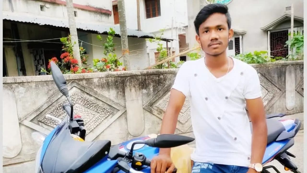 Chinsurah Accident 2026: A young man gets electrocuted after touching a charging Toto in a garage in Chunchura