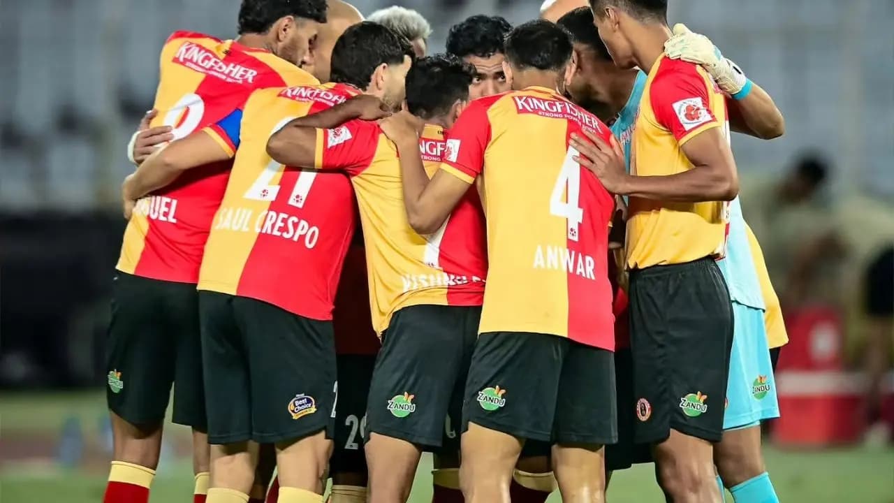 চলছে বিশ্বকাপ। ধীরে ধীরে পারদ চড়তে শুরু করে দিয়েছে মেগা টুর্নামেন্টের। এর মধ্যেই কলকাতার দুই প্রধান দলগঠন প্রক্রিয়া শুরু করে দিয়েছে। কিন্তু ইস্টবেঙ্গলের আইএসএল জয়ী এই তারকার গন্তব্য কোথায়?