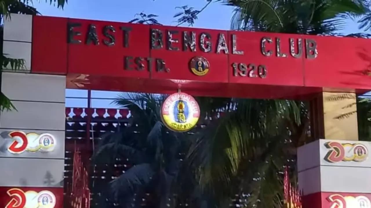 দেশের ফুটবলের ঐতিহাসিক মুহূর্ত ছিল সেটি। আর সেই মুহূর্তটাই মাঠের বাইরে বসে কাটাতে হয়েছিল তাঁকে। এবার তিনি ইস্টবেঙ্গলে বলেই শোনা যাচ্ছে।