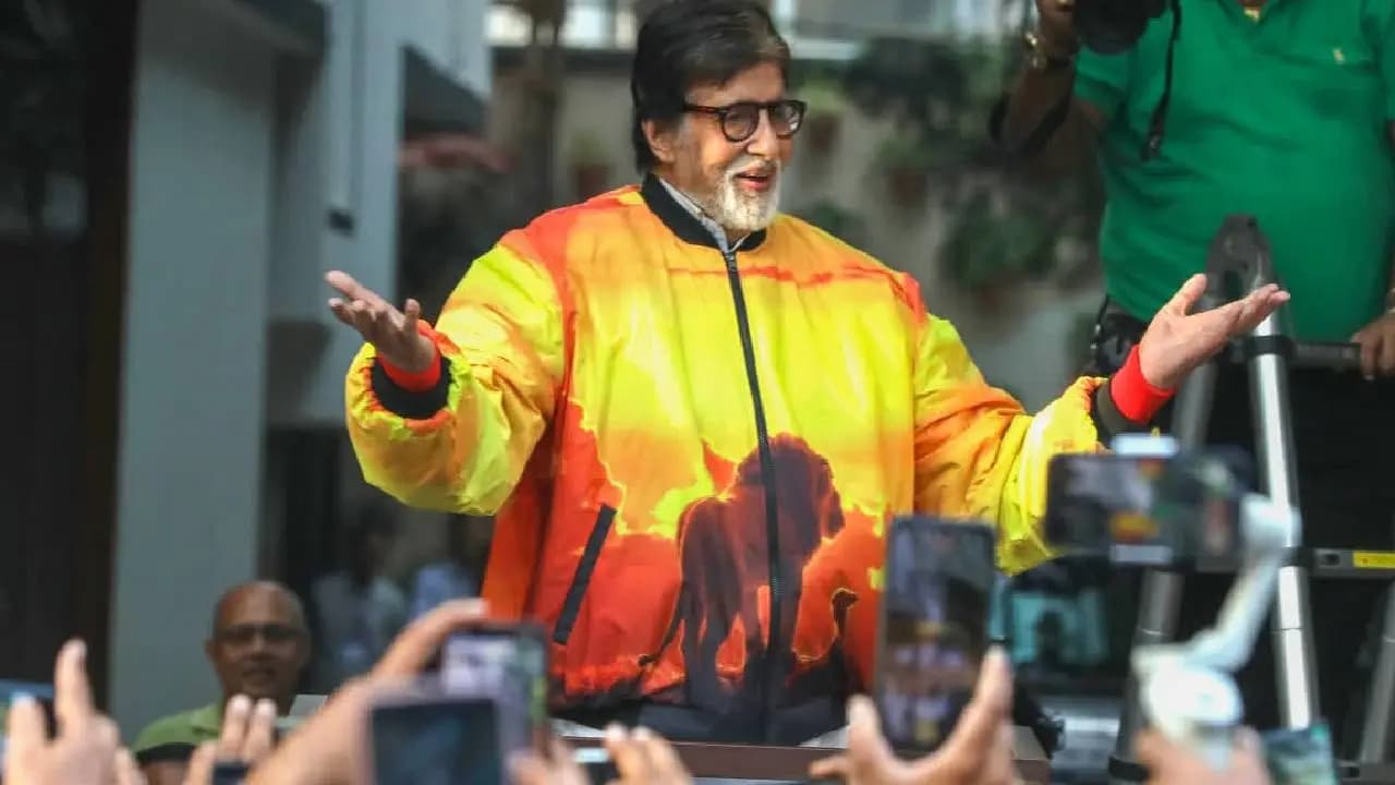 Amitabh Bachchan Greets Fans Outside Jalsa Despite Heavy Mumbai Rains
