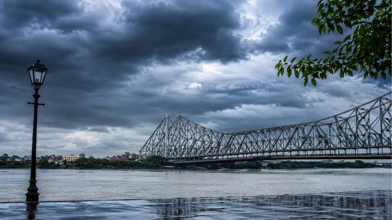 Kolkata Weather Forecast: IMD Predicts Cloudy Conditions with Light Rain and Thunderstorms