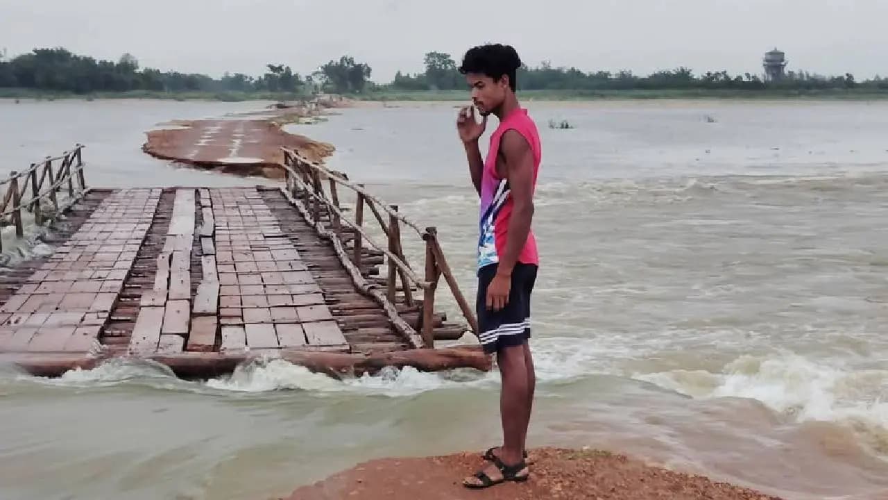 Subarnarekha River in Spate: Fair Weather Bridge Submerged Boats Become Lifeline for Thousands in Jhargram