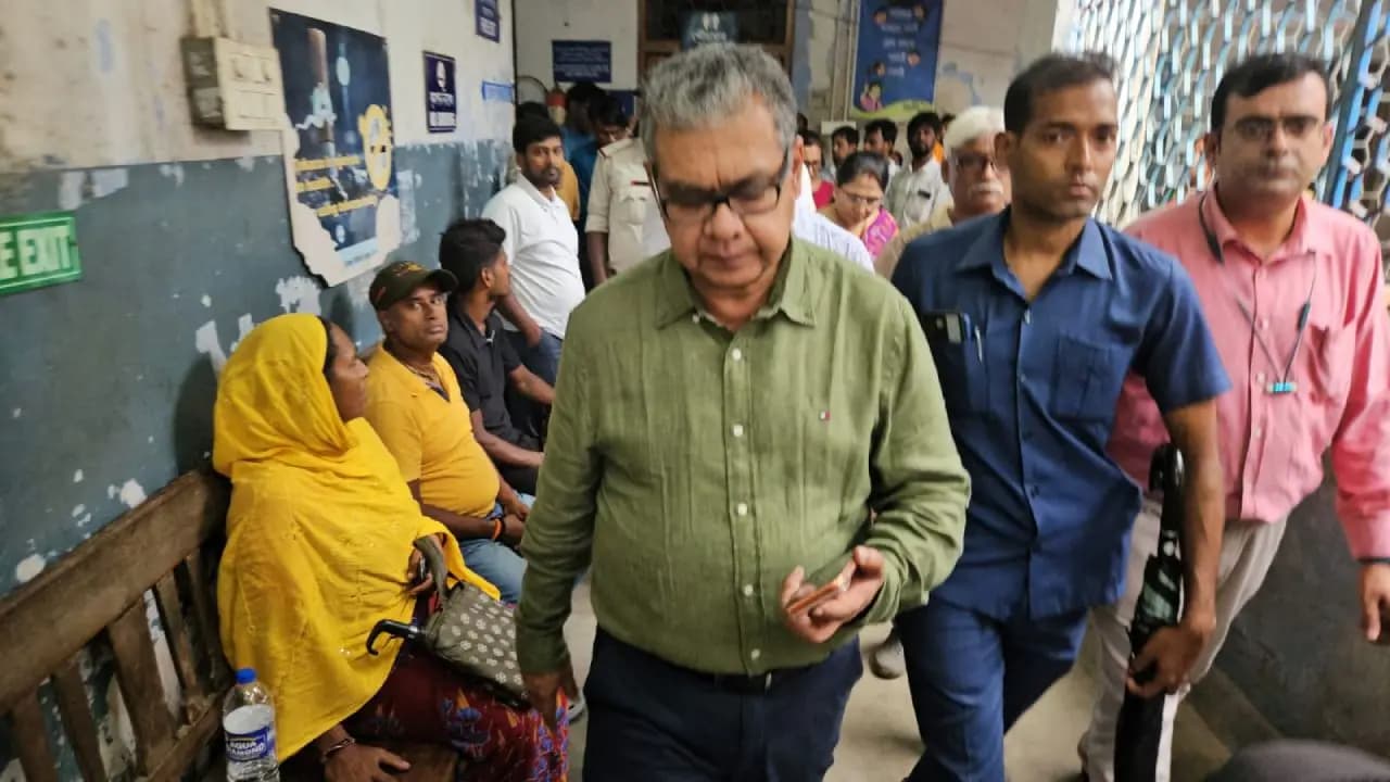 State Health Minister Sharadwat Mukherjee suddenly visited Barasat Medical College