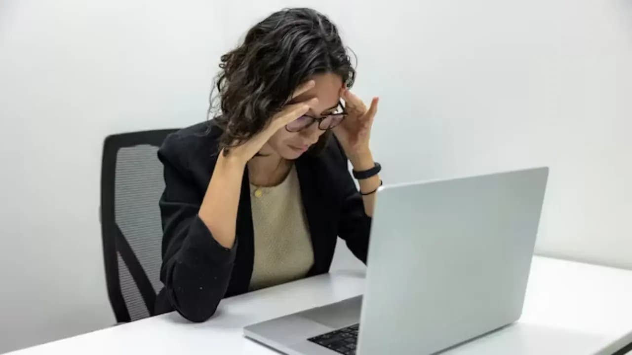 Quitting Government Job: With a government job and 80 lakh savings 31 year old woman wants to quit her job because of burnout