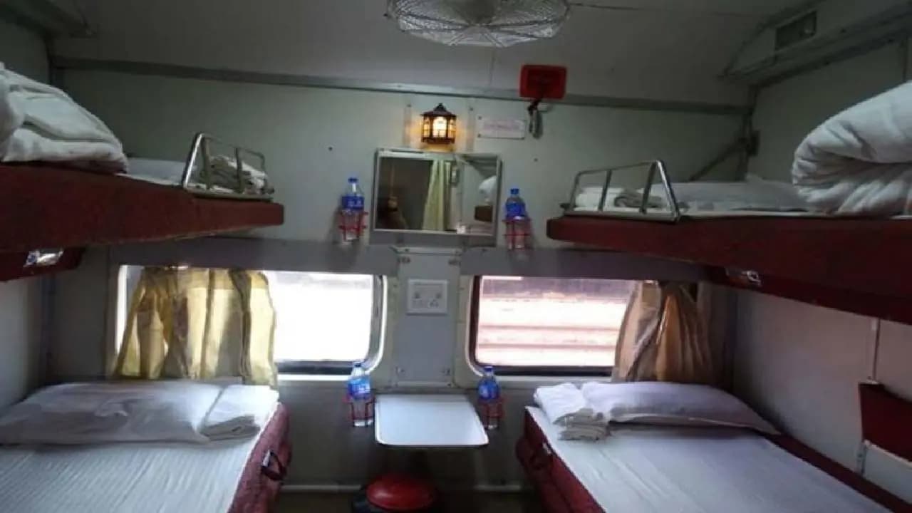 Indian Railways Strict Rules: Who Pays When Train Passengers Steal Blankets, Pillow, Towel? Check How Much Railway Staff Have To Pay For Stolen Items
