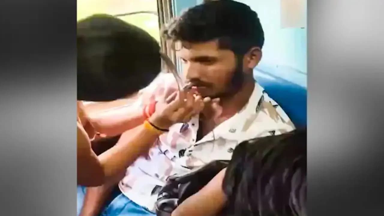 man does bad touch to a woman in train gets a hard lesson in mumbai trai