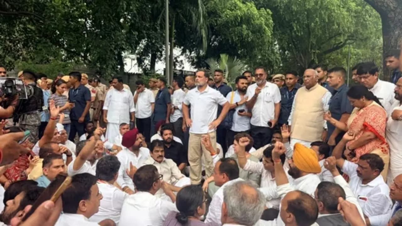 Rahul Gandhi: Rahul Gandhi leads march to PM house, demands resignations over CJP crackdown