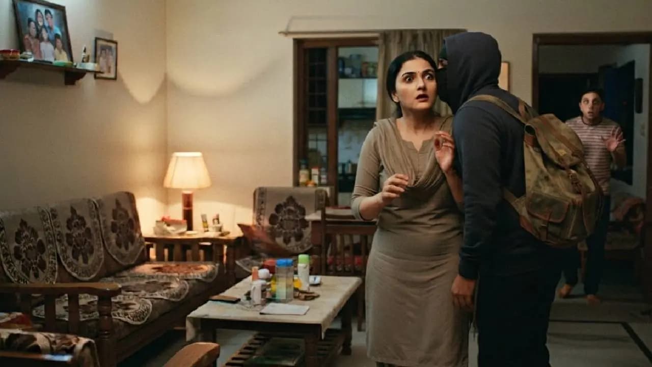 Viral Video: Thief Kisses Housewife Bizarre Incident in Uttar Pradesh Goes Viral