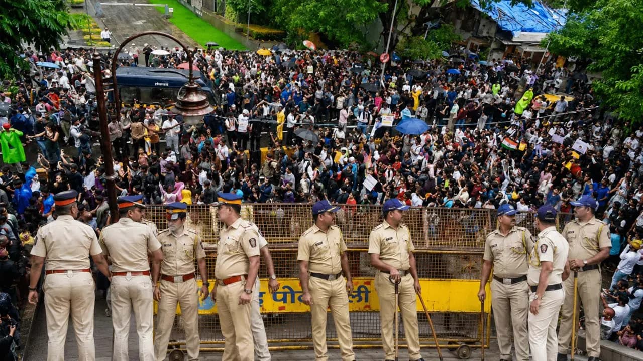 Door-to-door inquiries and demands for WhatsApp locations Mumbai Police takes desperate measures to suppress CJP protesters an infringement on personal liberty