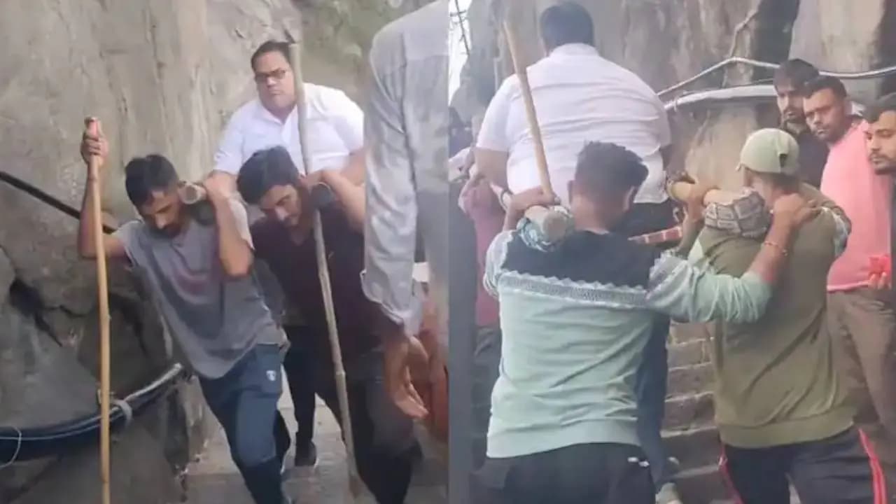 Pilgrimage climbing 10000 stairs on four persons shoulders! Intense debate on the internet