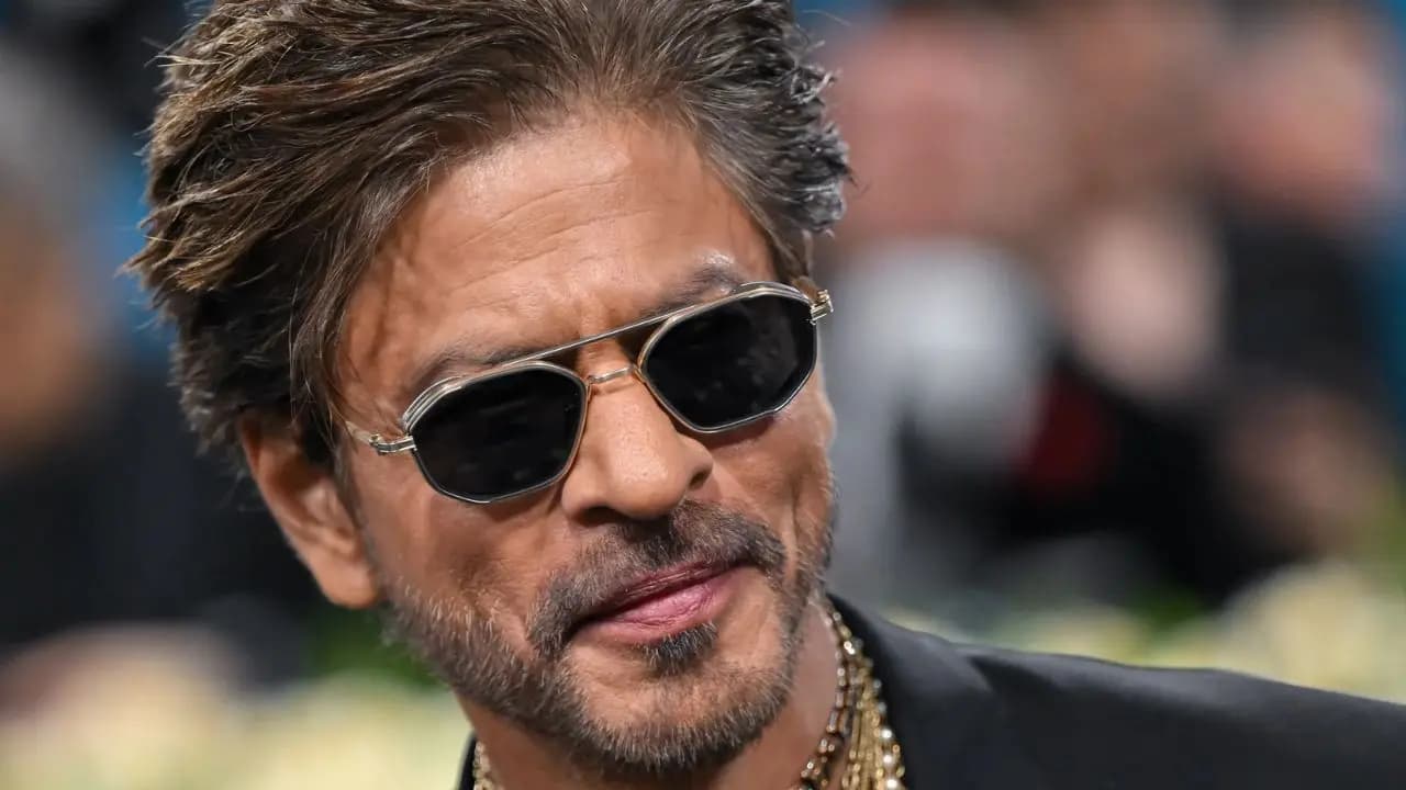 Shah Rukh Khan enjoying vacation with family in London amid silence on jantar mantar protests