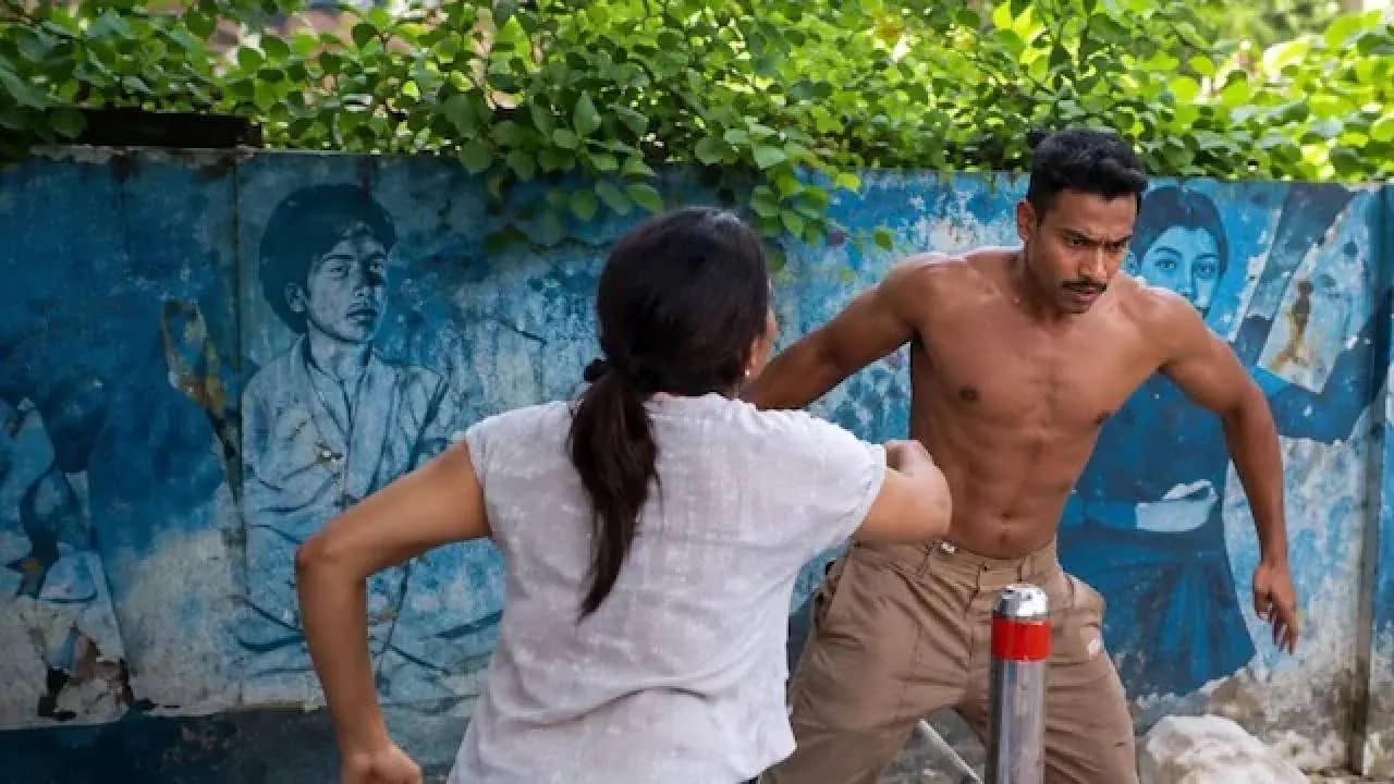 Viral Video: Wife Tears Husband s Shirt In Meerut On Road