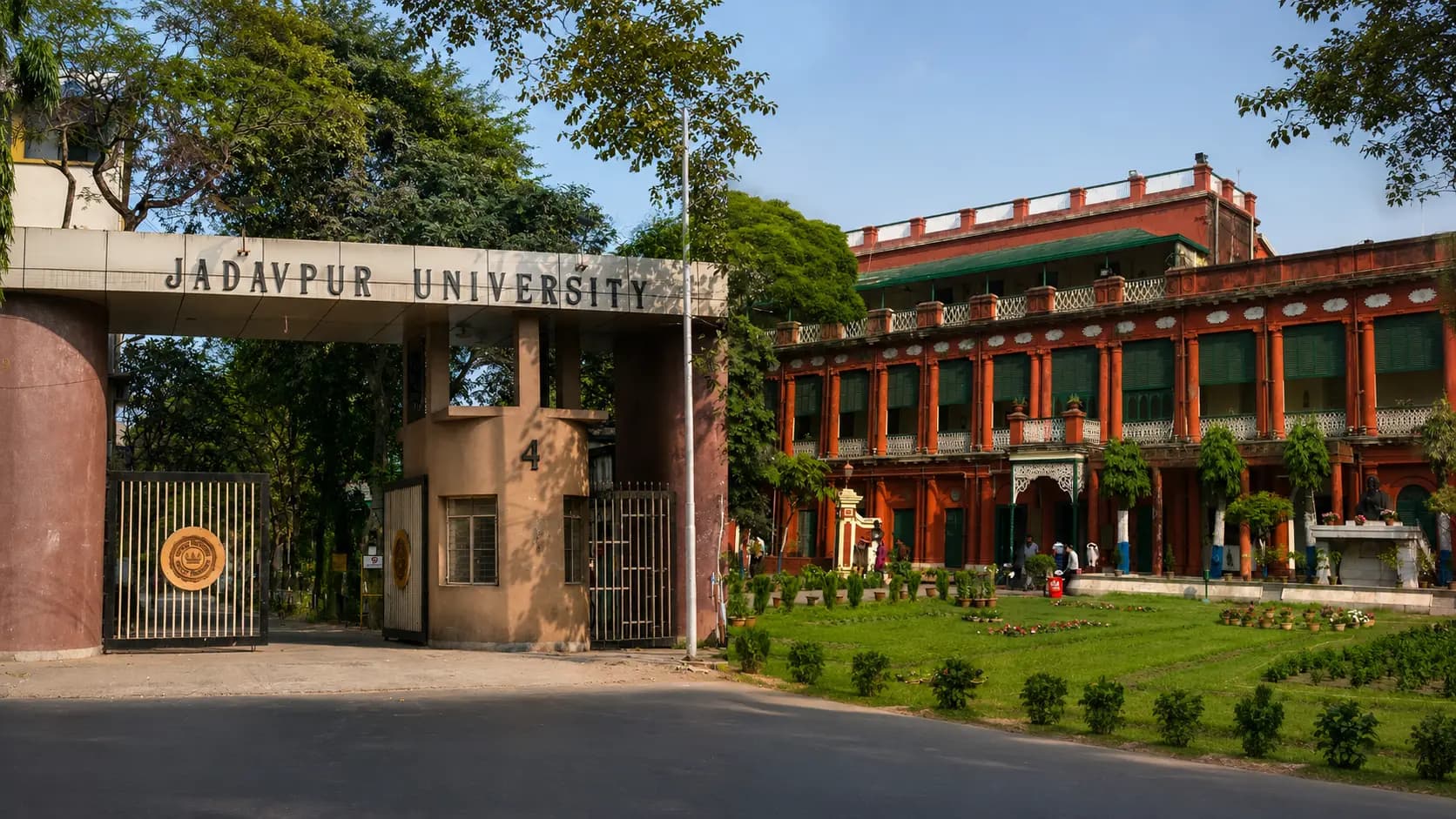 Major reshuffle in the universitys Court and Executive Council: government officials nominated instead of political representatives