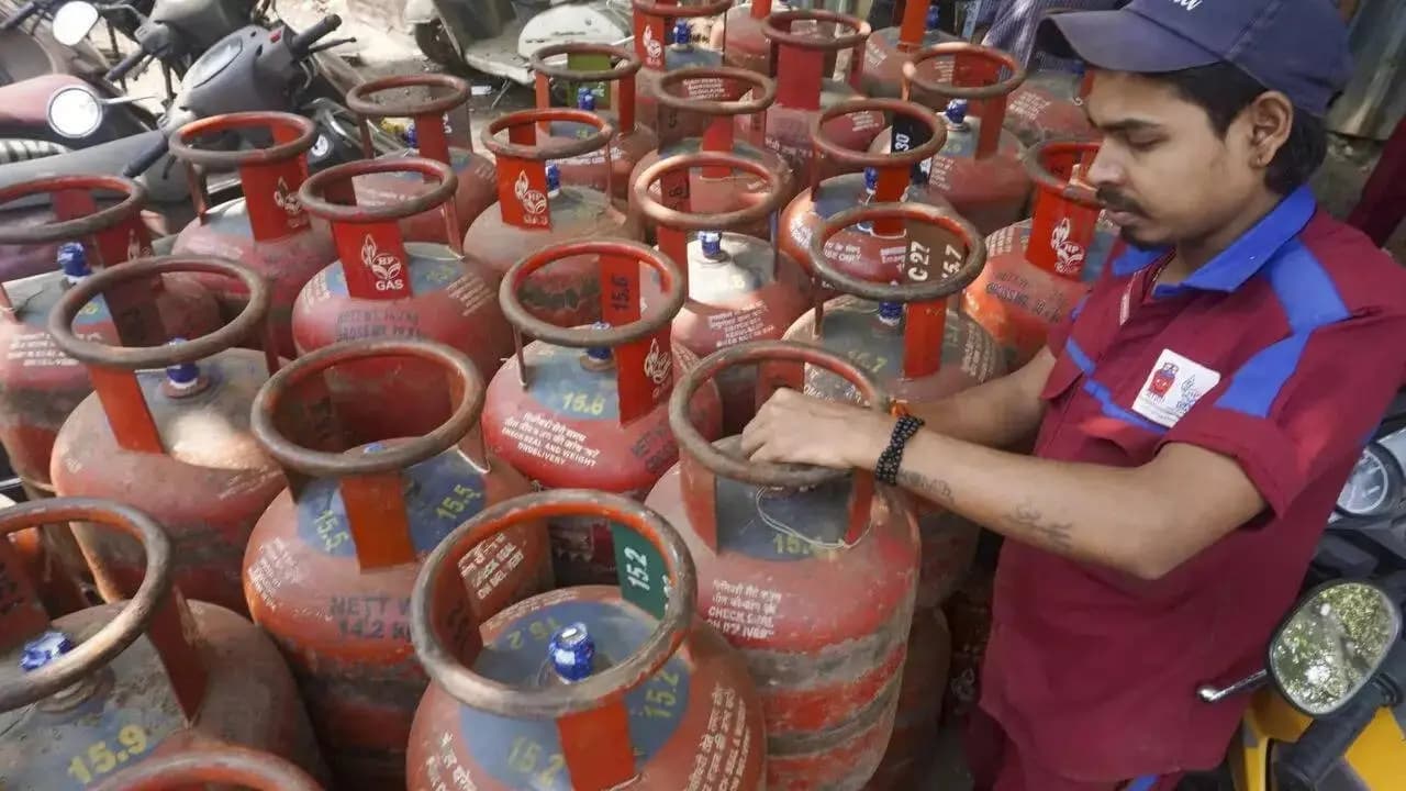 LPG Price Big Cut In August 05: Domestic and Commercial Cylinder Rates in Kolkata, Delhi, Mumbai, Chennai