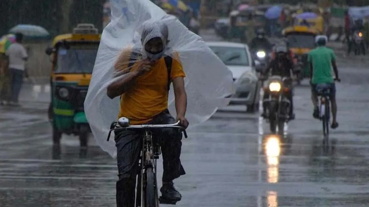 Kolkata Weather: Heavy Rainfall Lashed Kolkata, Waterlogged in Many Area, Heavy Rainfall Warning in 16 Districts in West Bengal On August 5