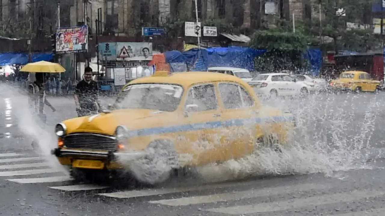 Kolkata Weather: Heavy Rain Causes Waterlogging in Several Areas in Kolkata, Heavy Rainfall Warning in 14 Districts in West Bengal on August 6
